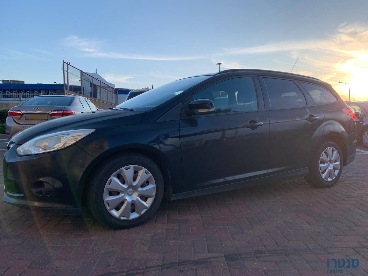 2011' Ford Focus Универсал photo #2