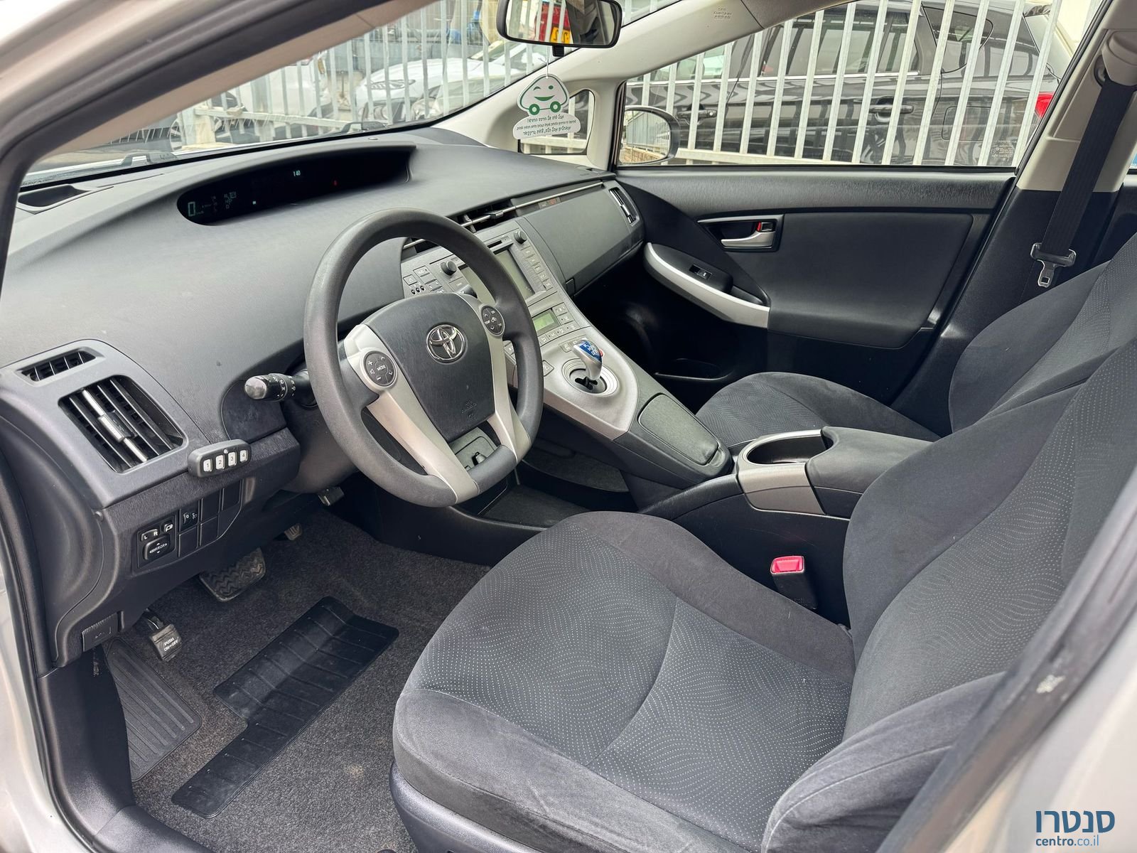 2013' Toyota Prius photo #3