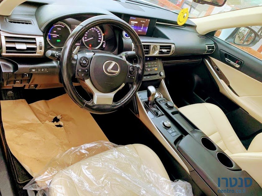 2017' Lexus IS 300 H photo #3