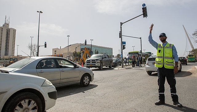На въезде в Иерусалим образовались пробки из-за провала на дороге