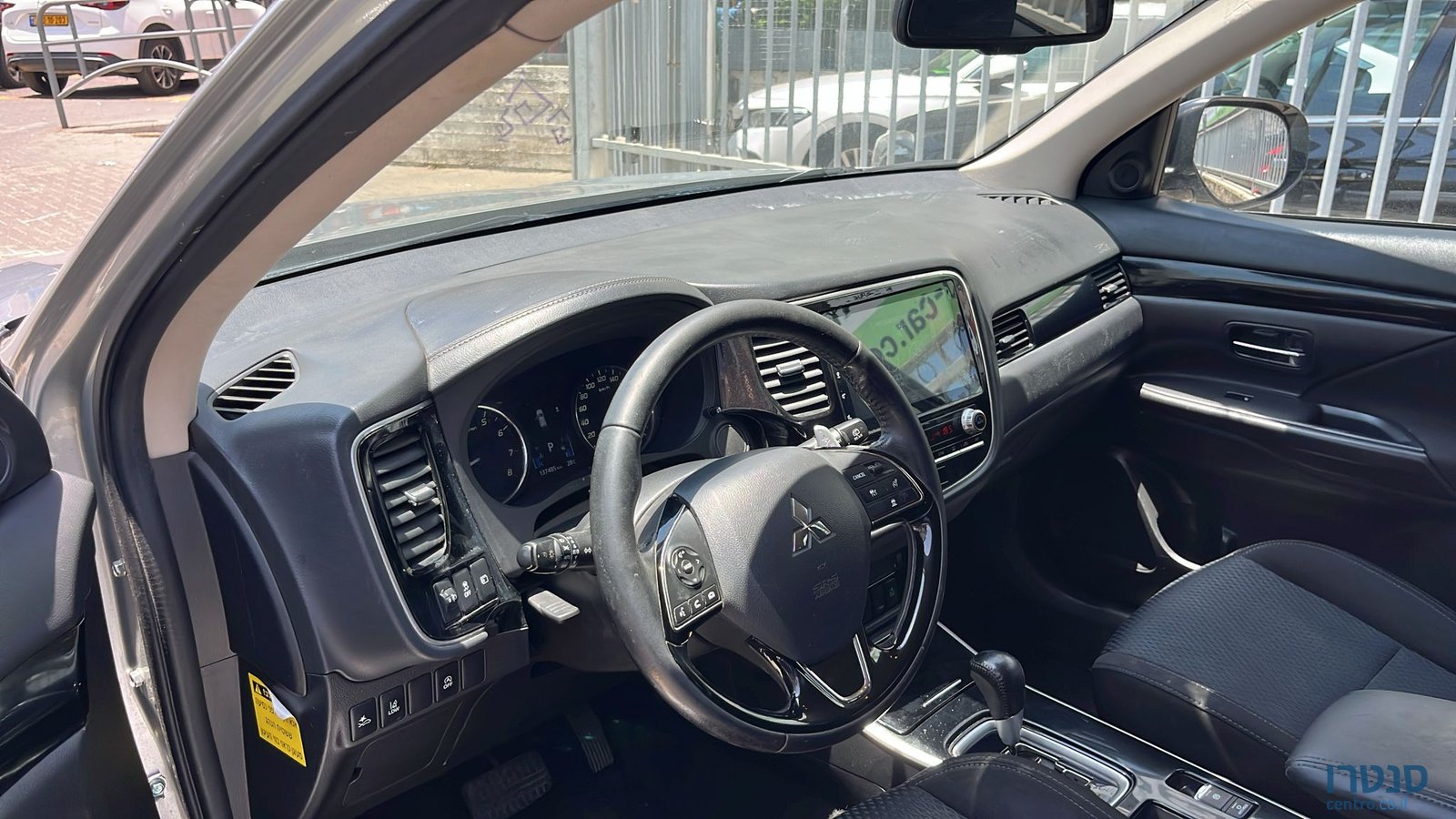 2020' Mitsubishi Outlander photo #2