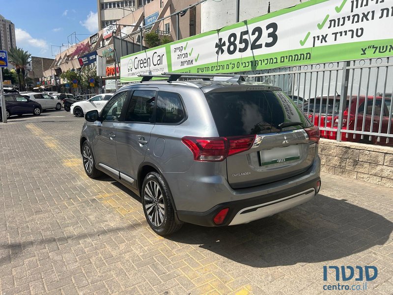 2021' Mitsubishi Outlander photo #4