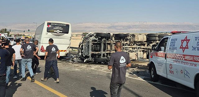 У перекрестка Альмог грузовик столкнулся с автобусом, десятки пострадавших