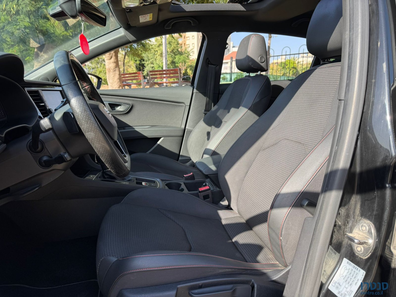 2019' SEAT Leon FR photo #7