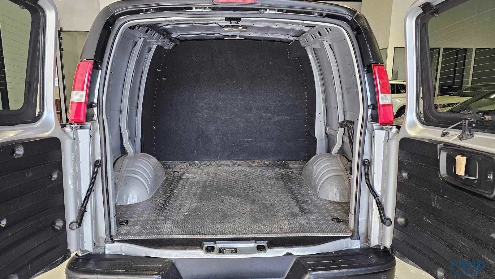 2021' Chevrolet SAVANA photo #6