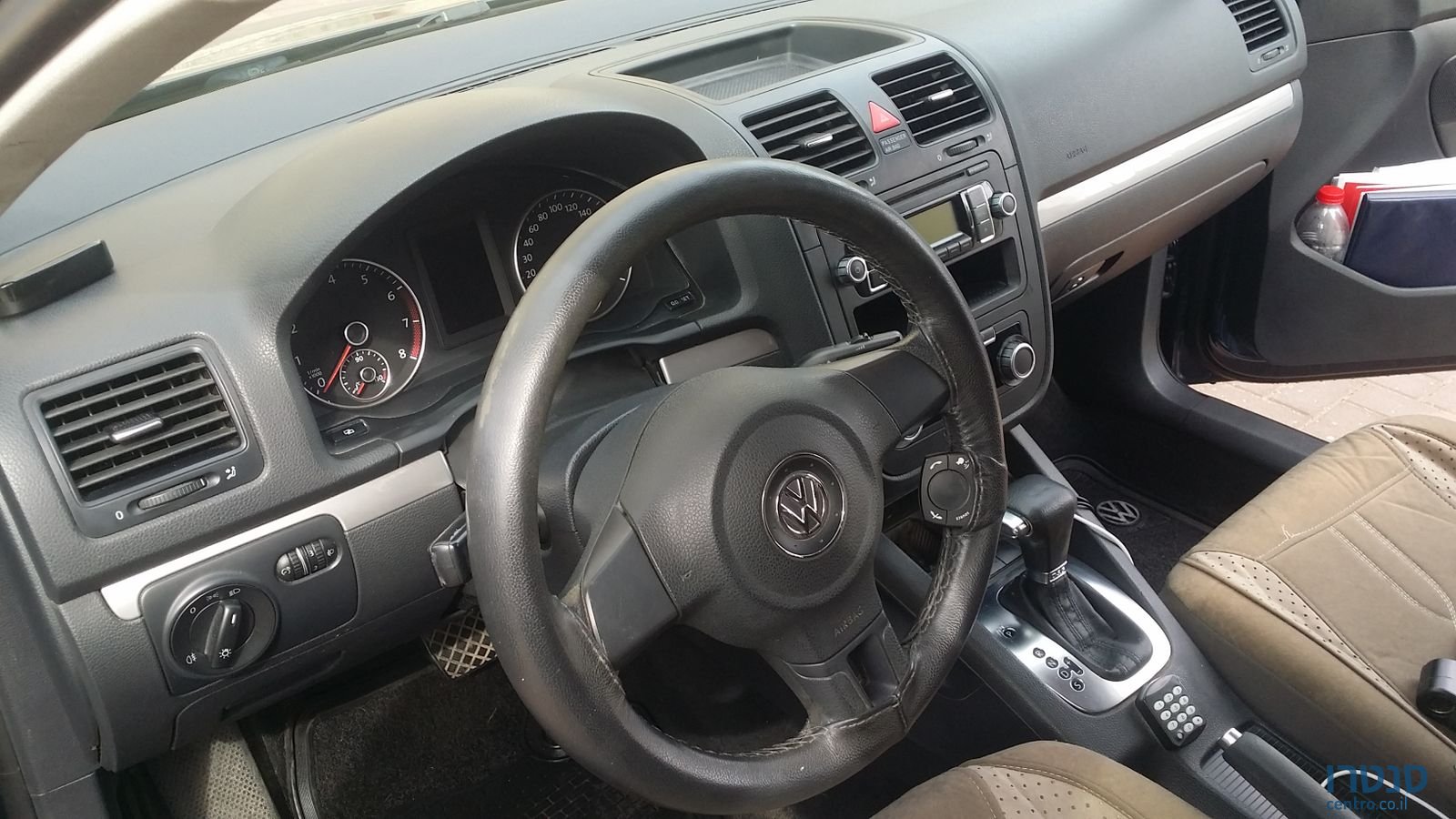 2010' Volkswagen Jetta photo #4