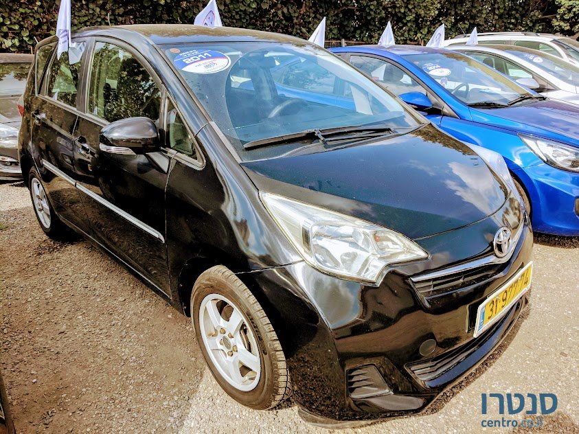 2011' Toyota Yaris Verso photo #1