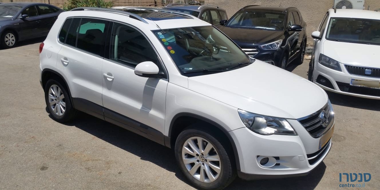 2010' Volkswagen Tiguan photo #2