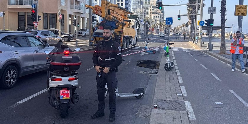 В Тель-Авиве на набережной на проезжей части провалился асфаль