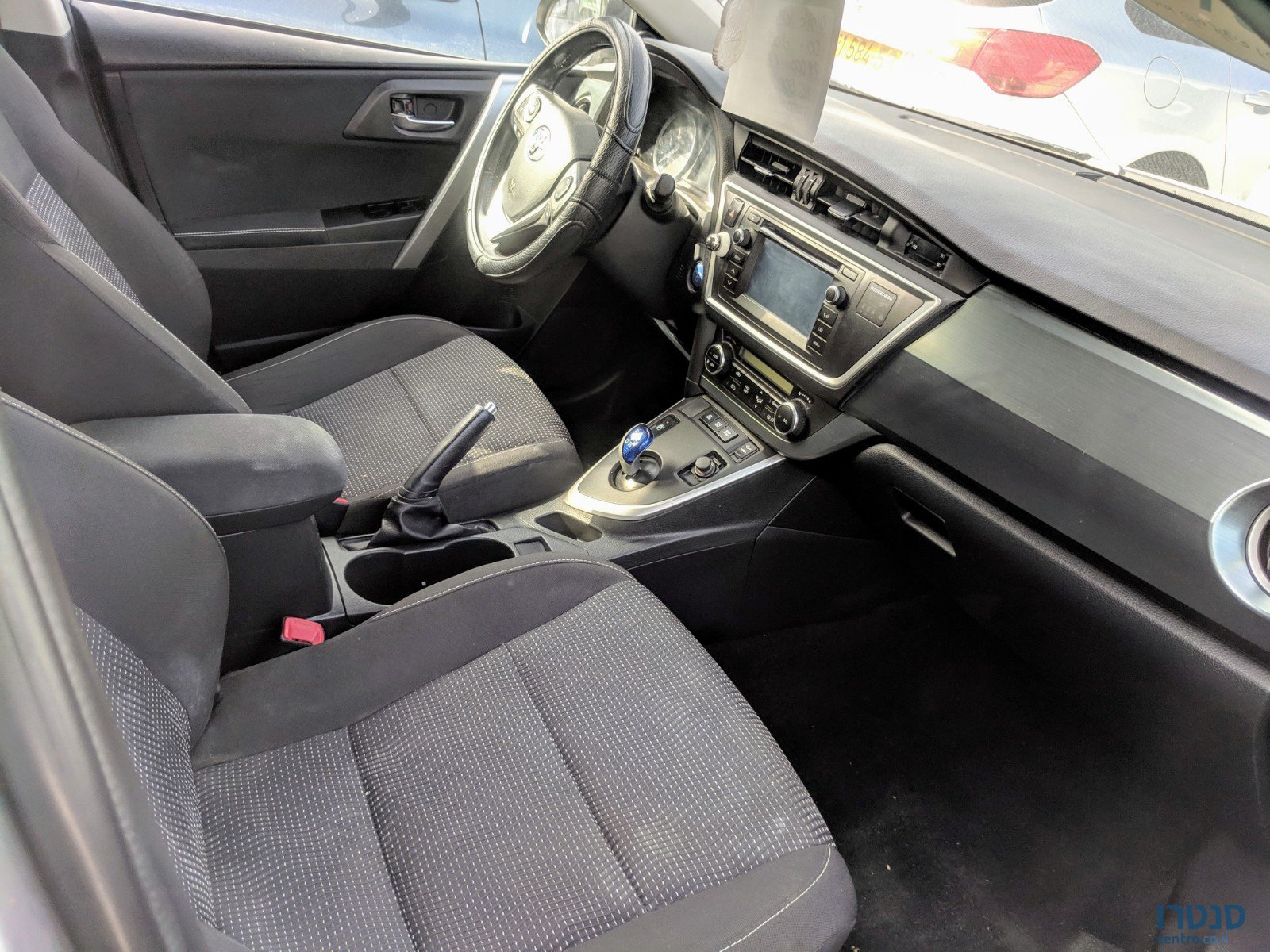 2015' Toyota Auris photo #4