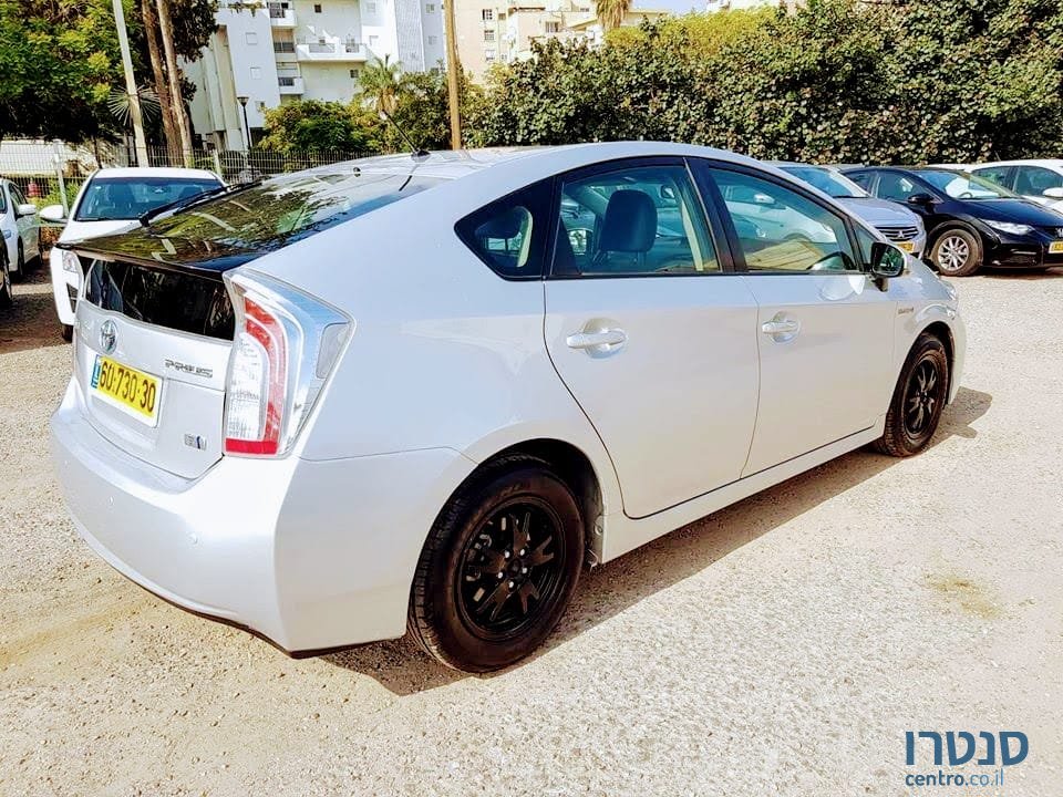 2014' Toyota Prius photo #2