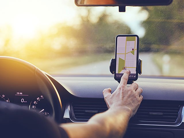 Суд разрешил водителям использовать установленный на держателе смартфон