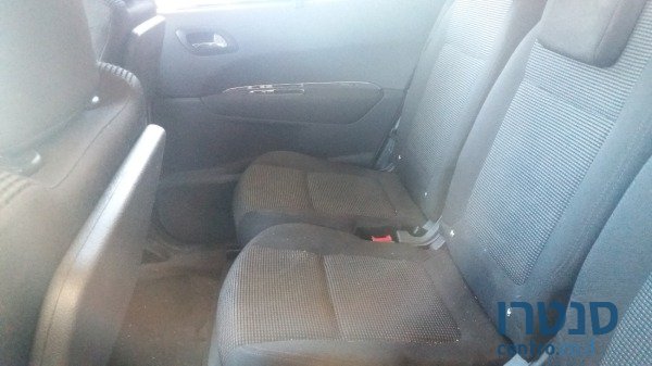 2011' Peugeot 5008 photo #4