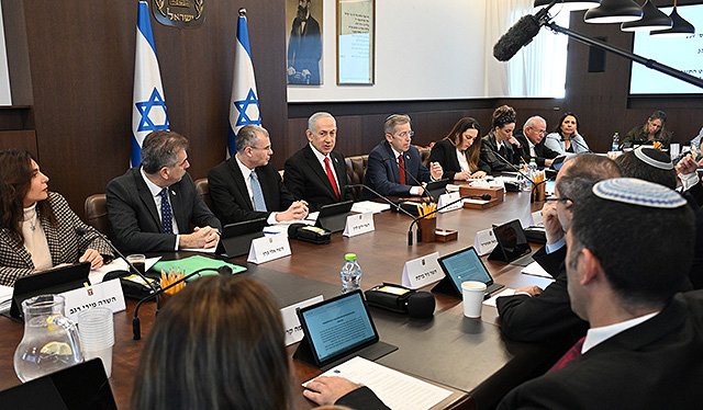 Правительство продлило режим чрезвычайного положения в тылу до 12 марта