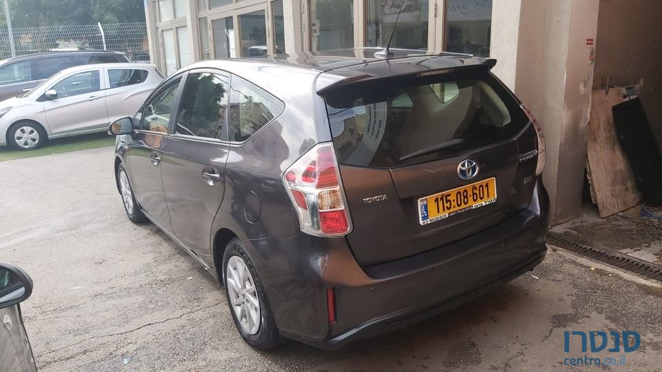 2017' Toyota Prius Plus photo #2