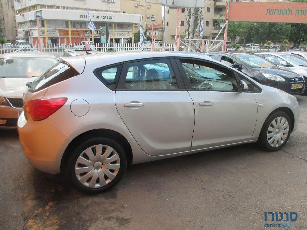 2012' Opel Astra photo #2