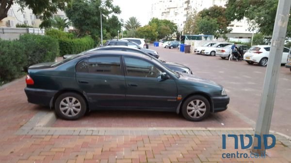 2001' Toyota Avensis photo #3