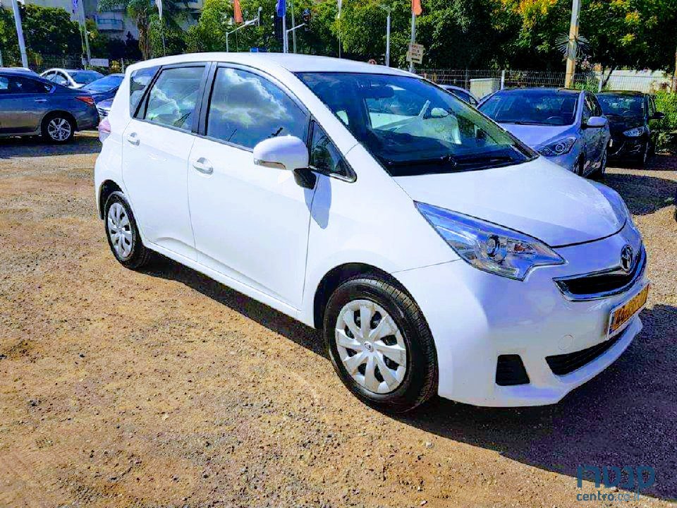 2015' Toyota Yaris Verso photo #1