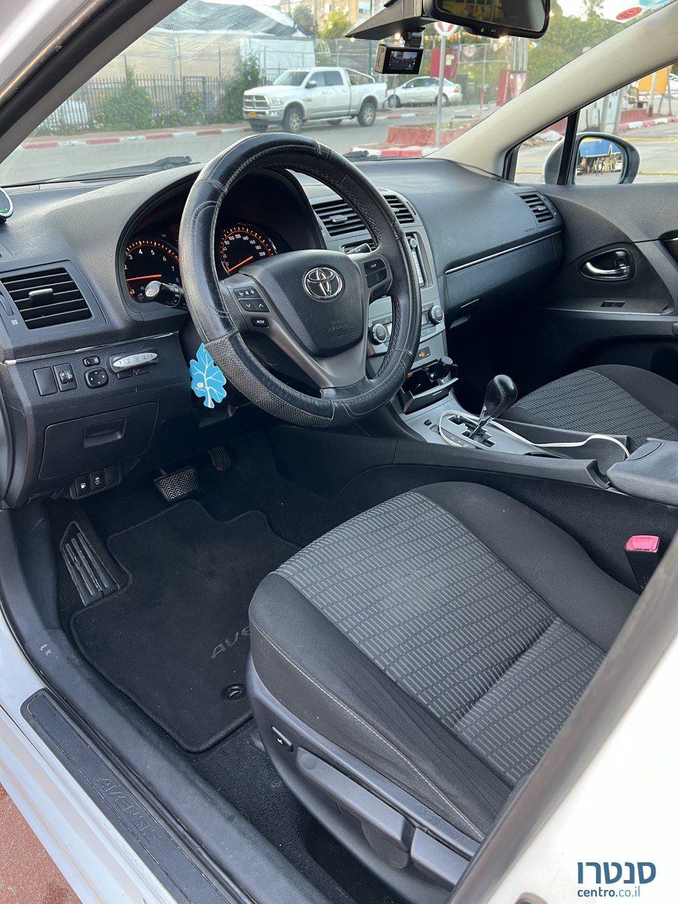 2011' Toyota Avensis photo #5