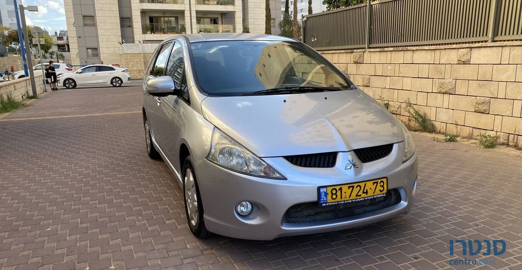 2010' Mitsubishi Grandis מיצובישי גרנדיס photo #2