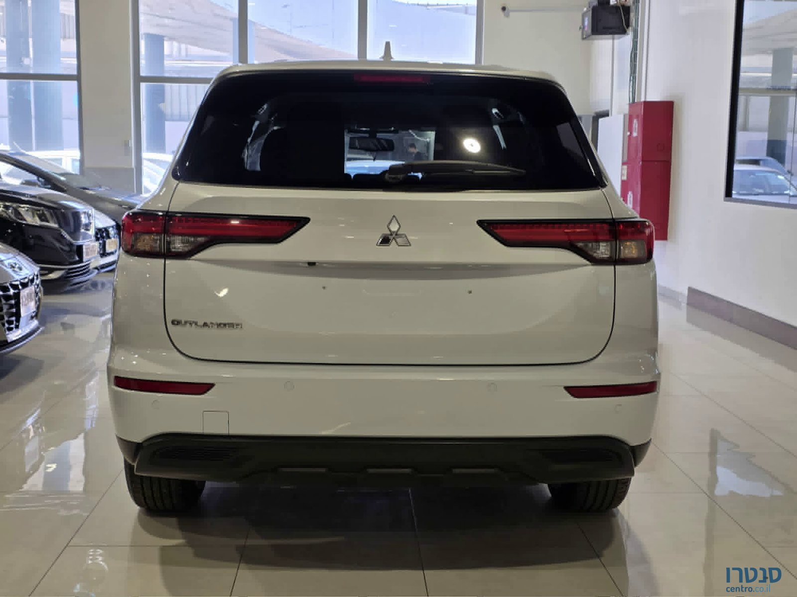 2023' Mitsubishi Outlander photo #4