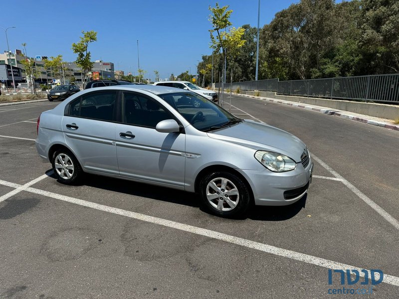 2010' Hyundai Accent photo #2