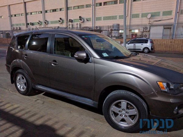 2011' Mitsubishi Outlander photo #1