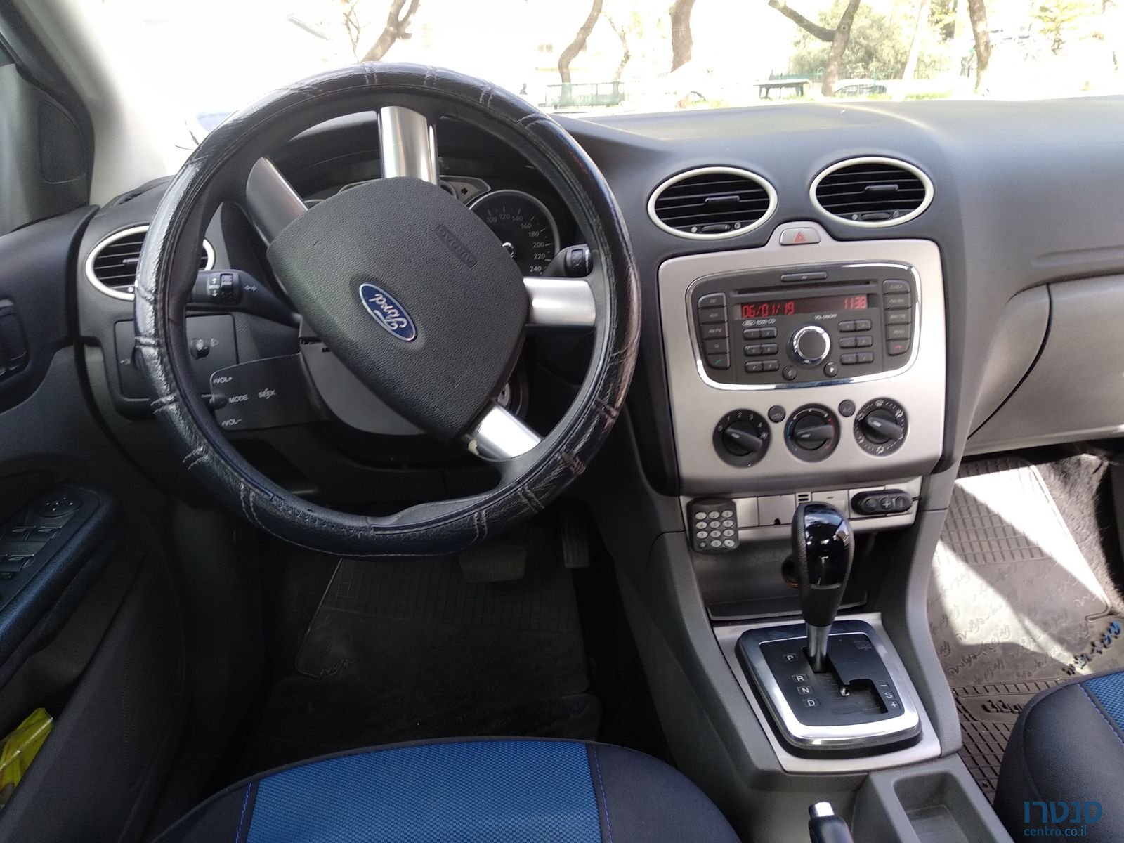 2010' Ford Focus photo #3