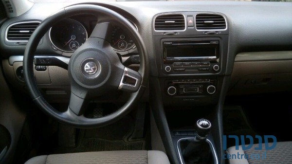 2011' Volkswagen Golf photo #5