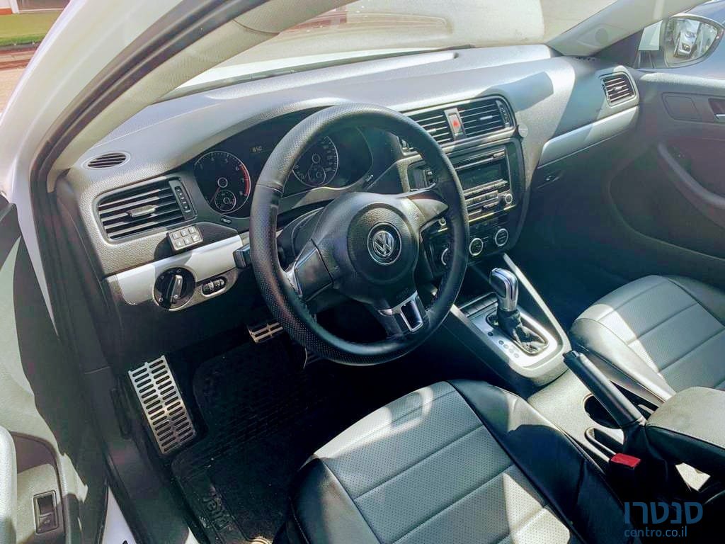 2013' Volkswagen Jetta photo #3