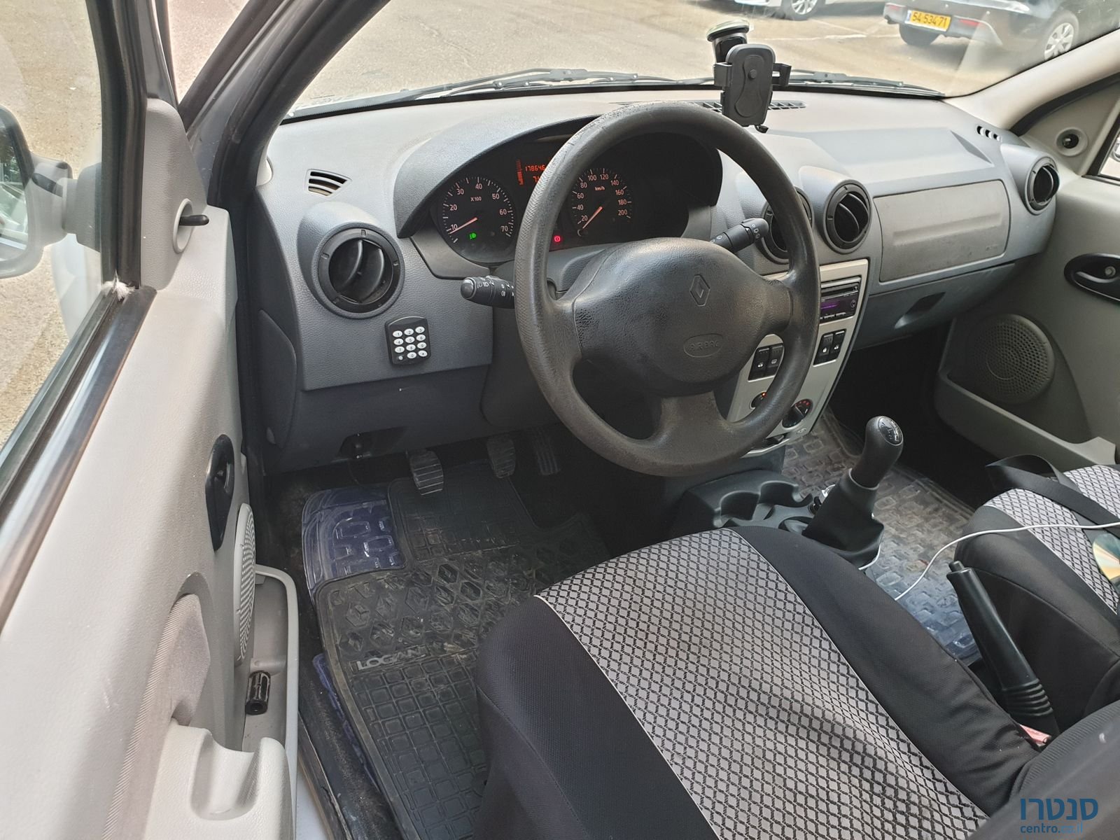 2011' Renault Logan photo #3