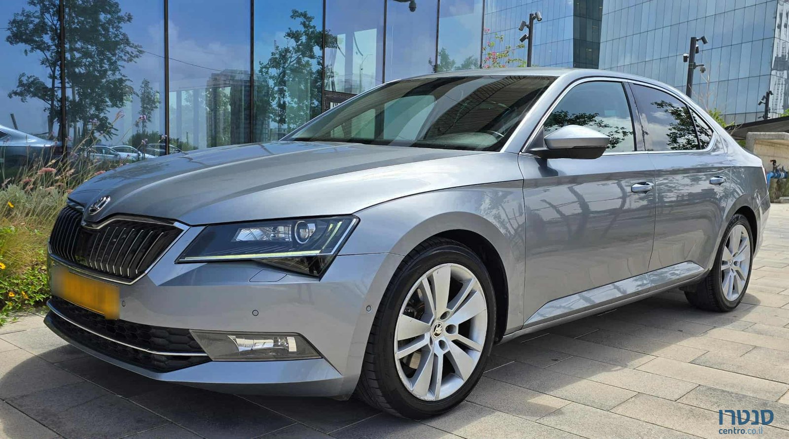 2016' Skoda Superb photo #2