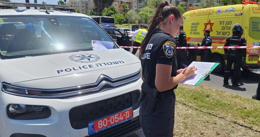 В Тель-Авиве грузовик насмерть сбил молодую женщину, ехавшую на электросамокате