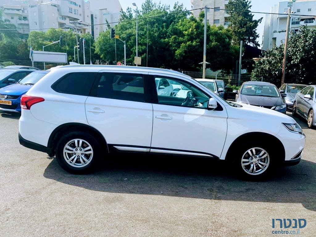 2017' Mitsubishi Outlander photo #3