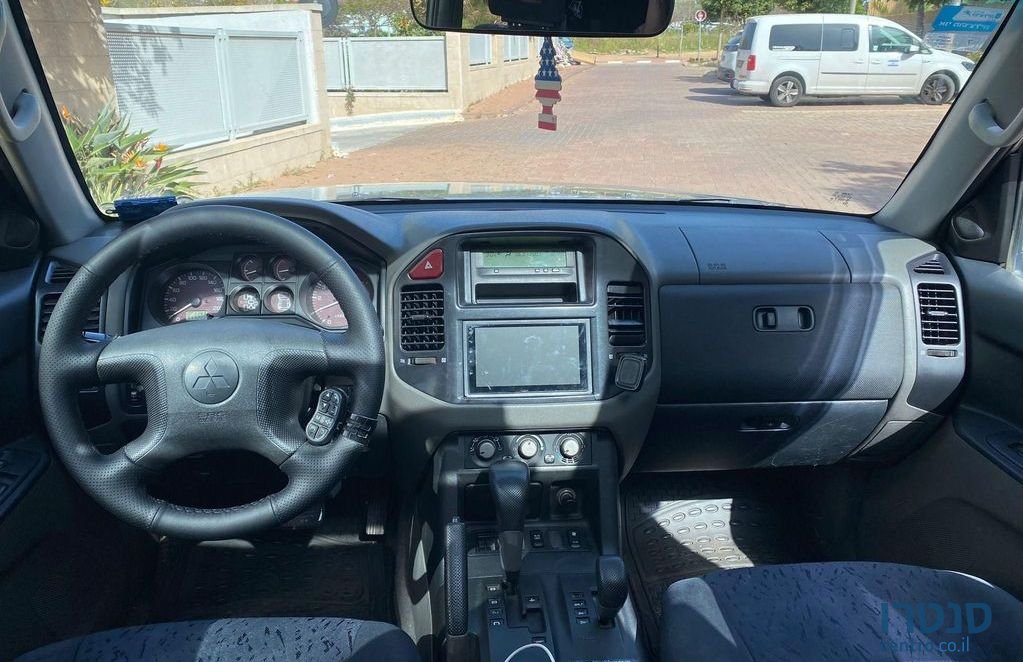 2002' Mitsubishi Pajero מיצובישי פג'רו photo #5