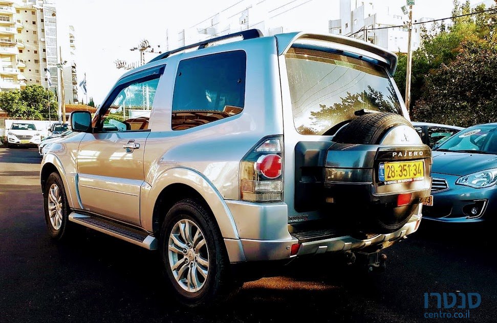 2015' Mitsubishi Pajero photo #3