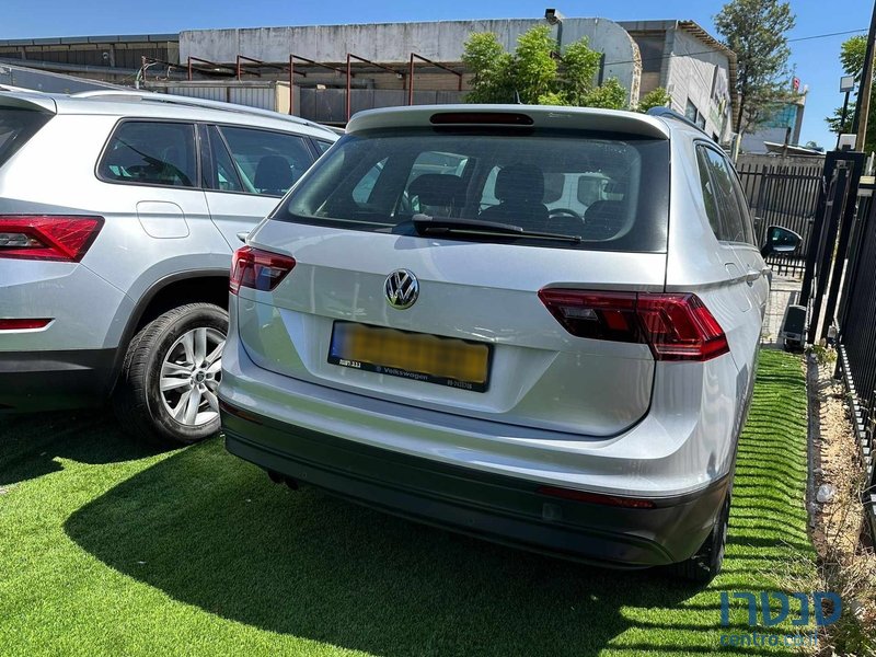 2020' Volkswagen Tiguan photo #2