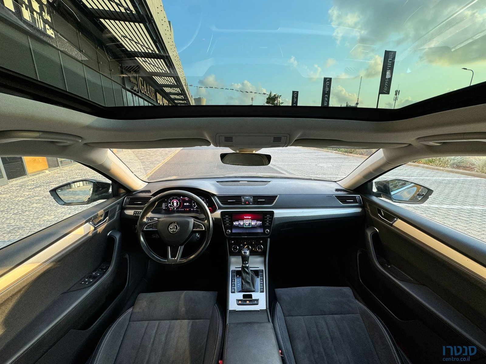 2020' Skoda Superb photo #5