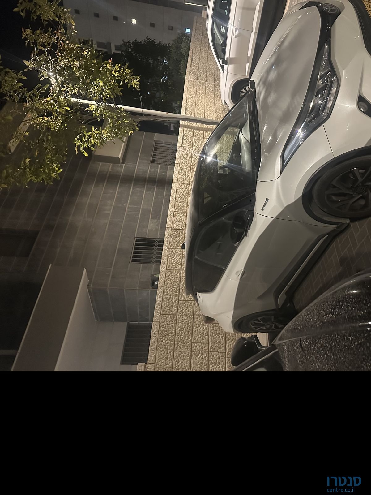 2001' Toyota C-HR טויוטה photo #1