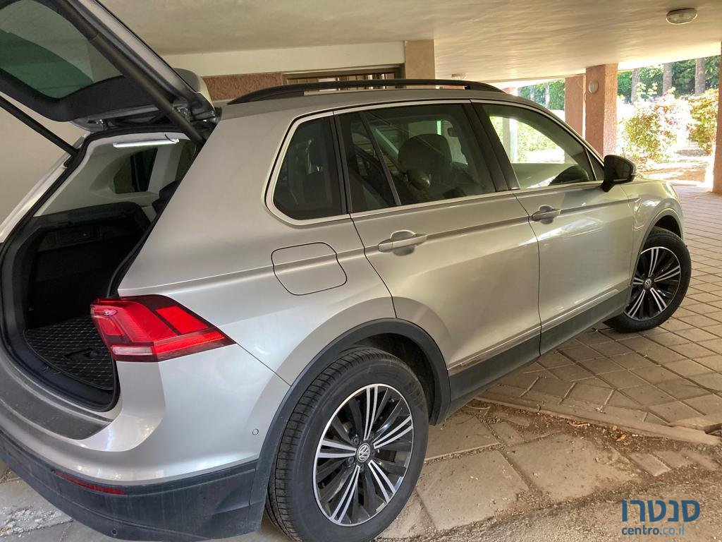 2019' Volkswagen Tiguan photo #2