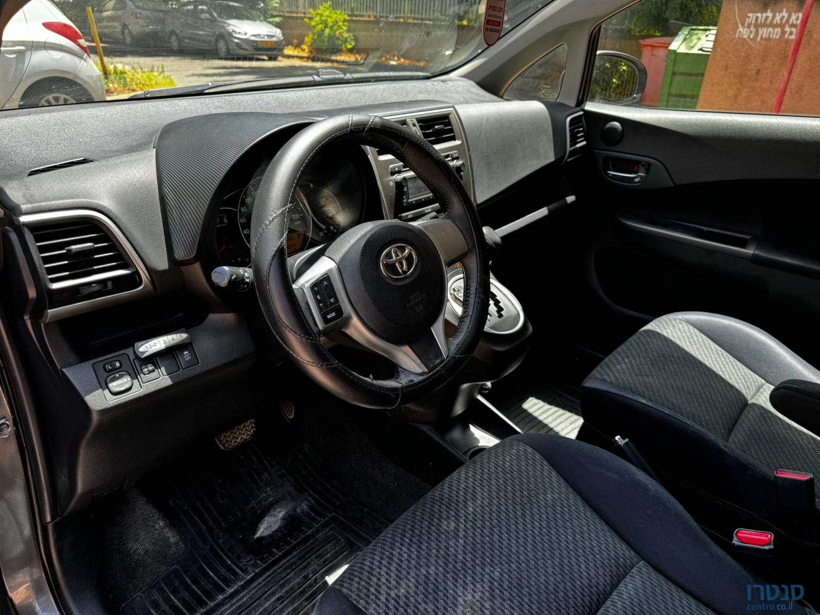 2012' Toyota Yaris Verso photo #7