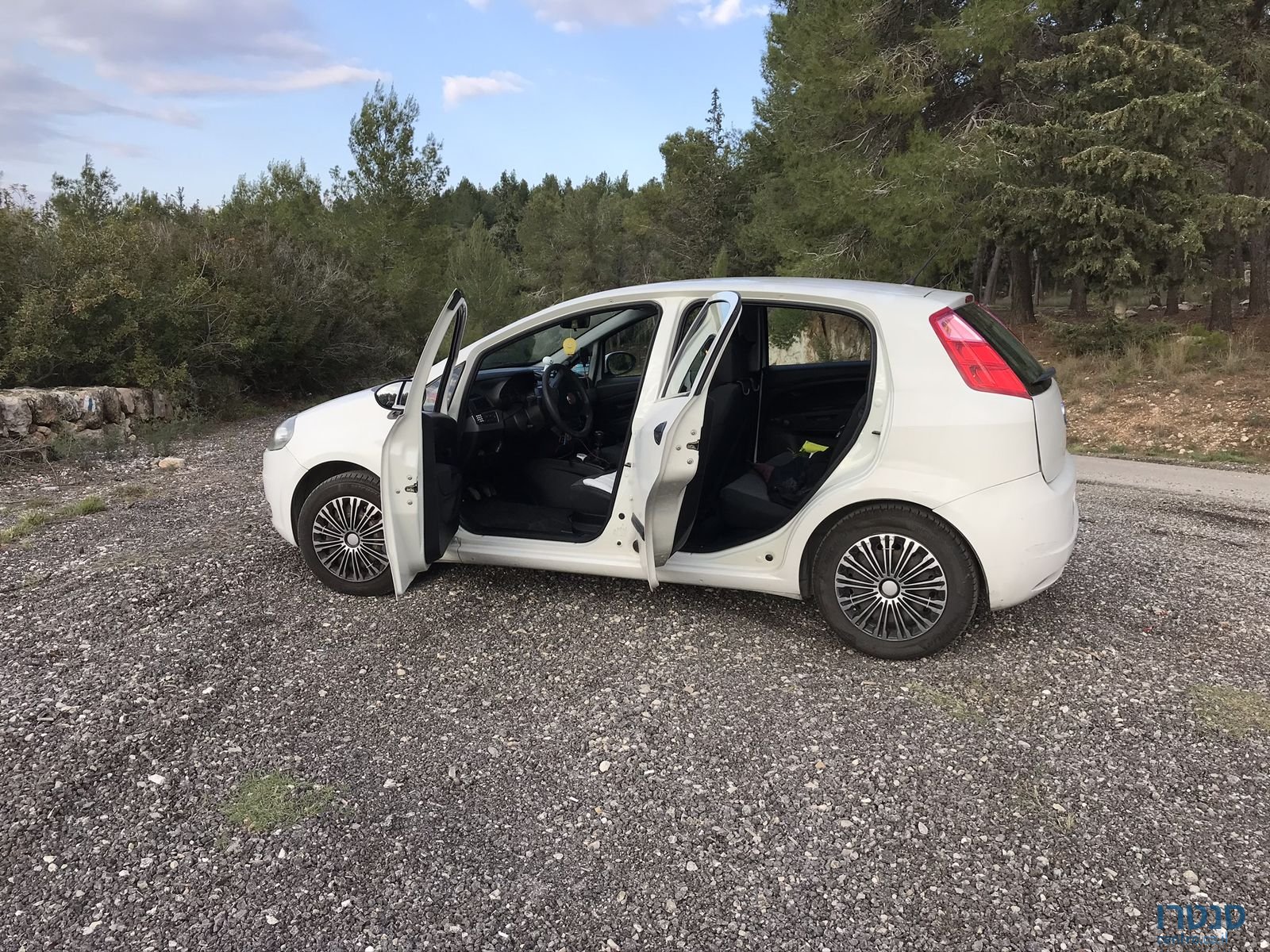 2011' Fiat Grande Punto Active photo #2