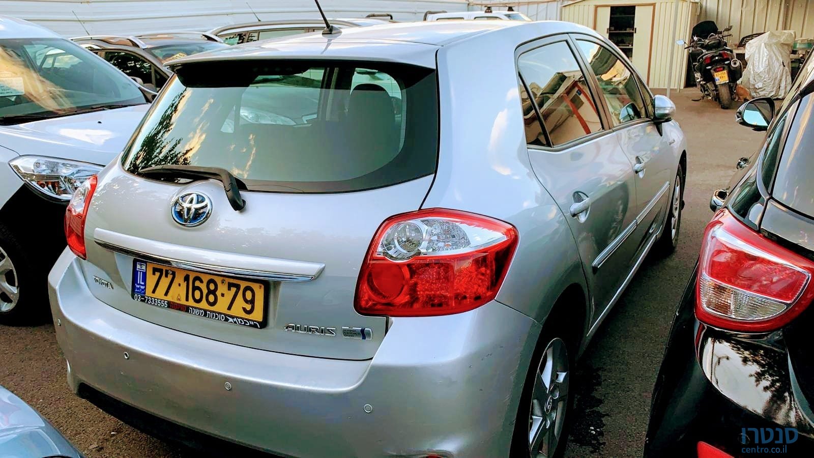 2012' Toyota Auris photo #2