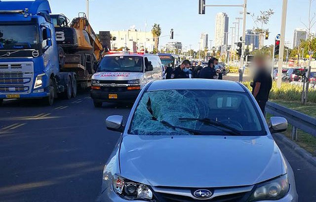 На юге Тель-Авива автомобиль сбил девушку, пострадавшая в тяжелом состоянии