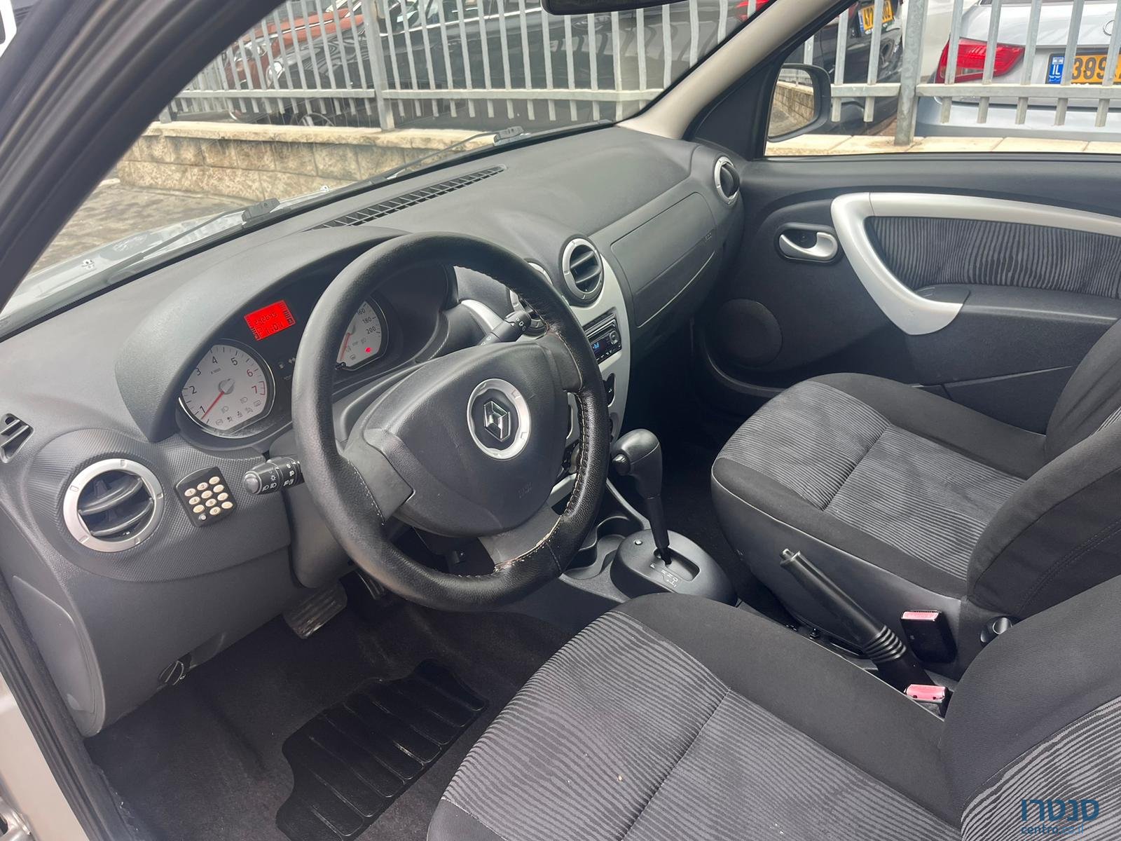 2011' Renault Logan photo #2