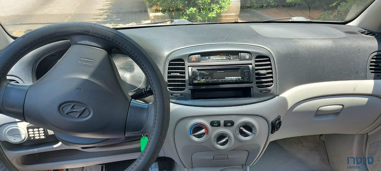 2010' Hyundai Accent photo #2