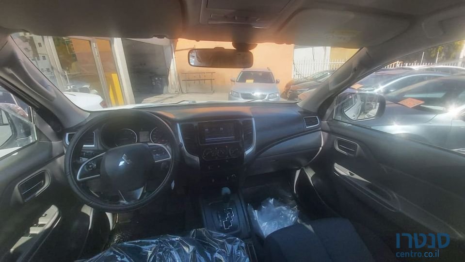 2015' Mitsubishi L 200 photo #3