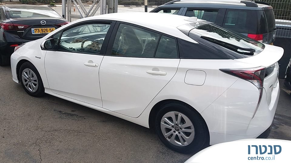 2017' Toyota Prius photo #2