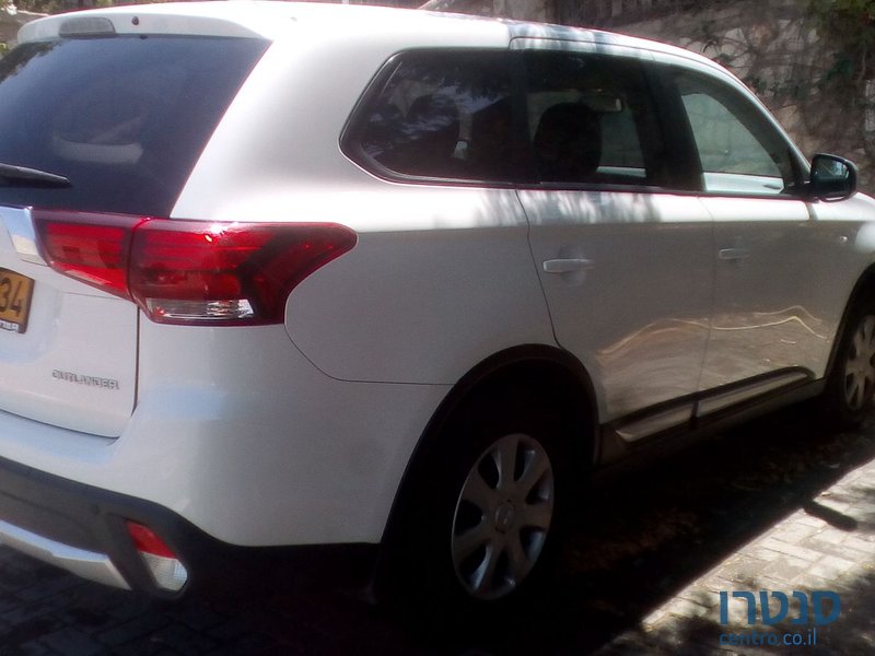 2015' Mitsubishi Outlander photo #3