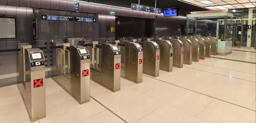 מכשירי תיקוף בכניסה לרכבת הקלה